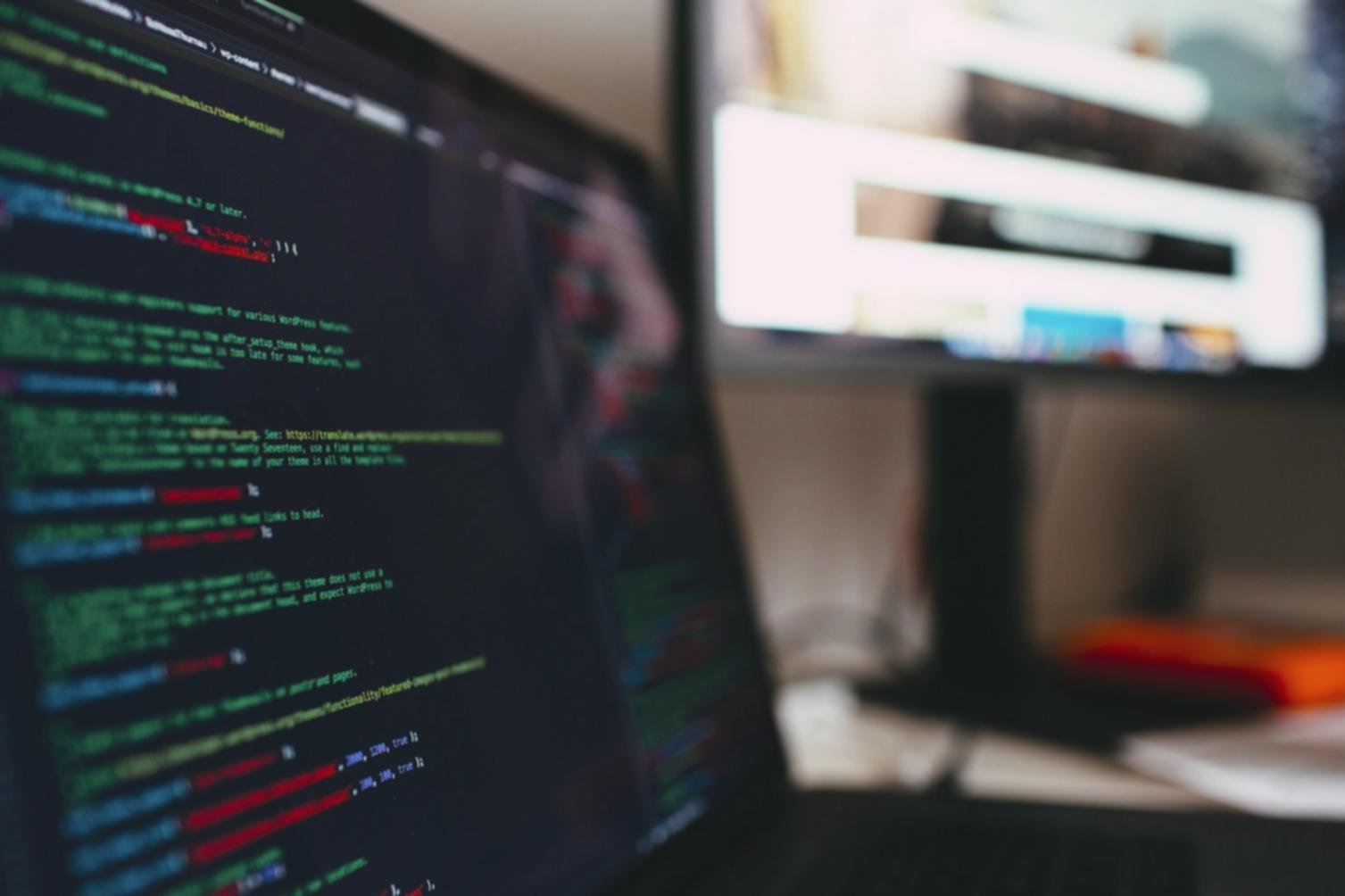 Lernende arbeiten gemeinsam an Webdesign-Projekten